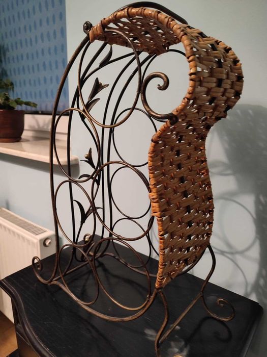 stojak na wino metalowy vintage zdobiony metaloplastyka stare złoto