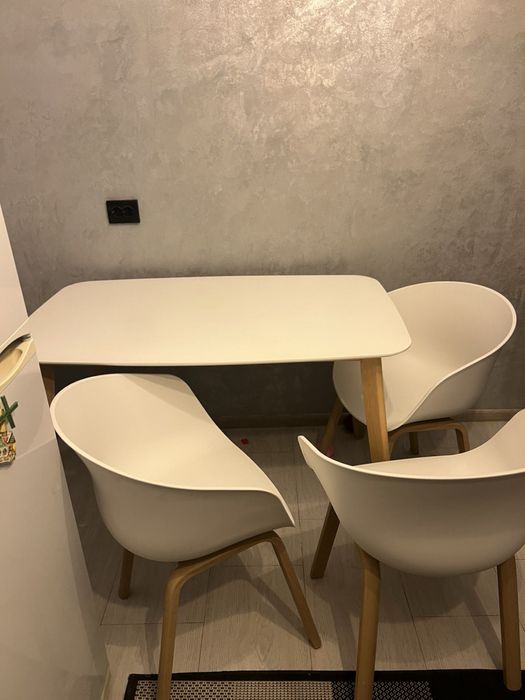 Продається кухонний стіл і 4 стільці