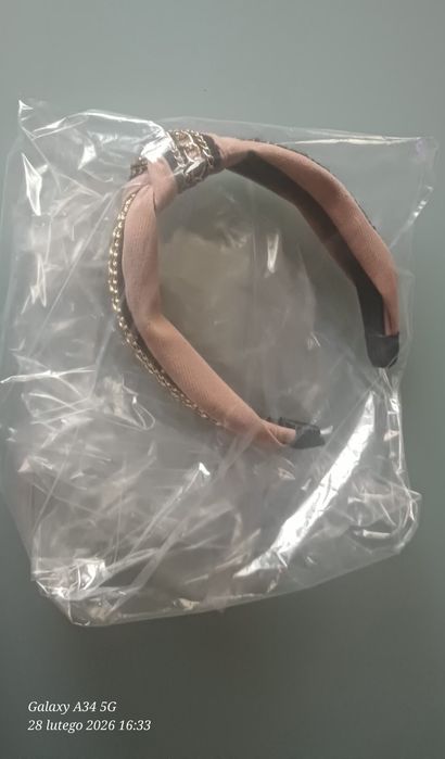 Opaska do włosów beżowa ze złotym łańcuszkiem