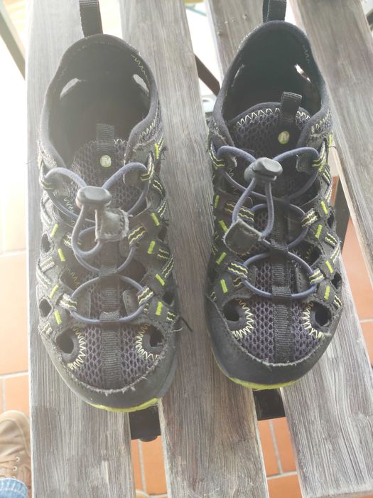 Sandálias em bom estado.