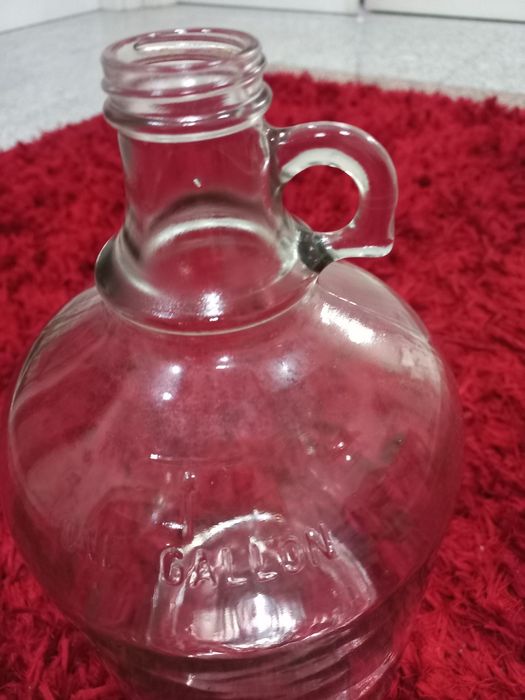 Garrafão de vidro  com pega .Muito Antigo. Ideal para  decoração..