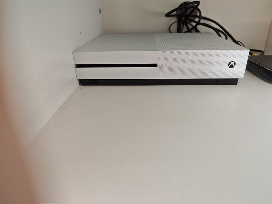 Xbox one s 1tb com 2 jogos Just Dance