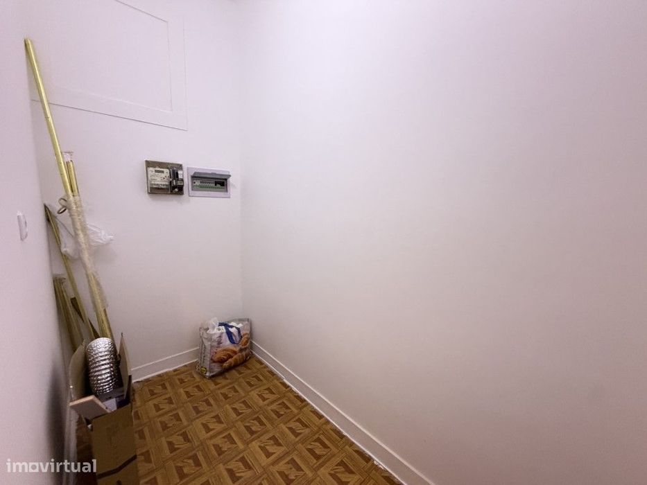 Venda de Apartamento com 7 assoalhadas na Avenida Almirante Reis