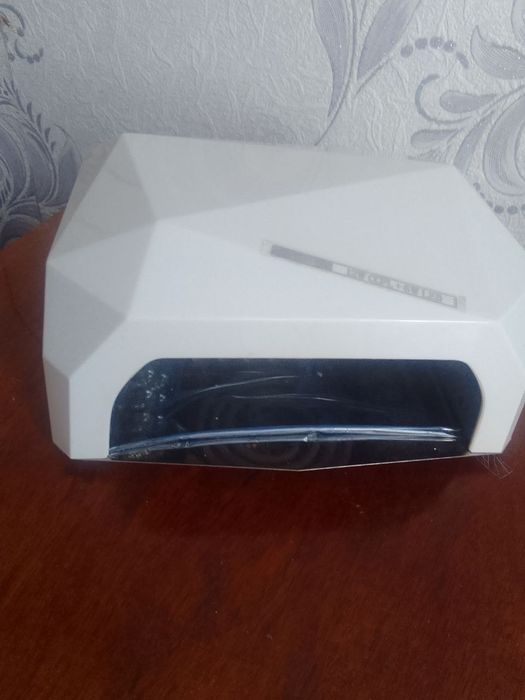 Лампа для нігтів