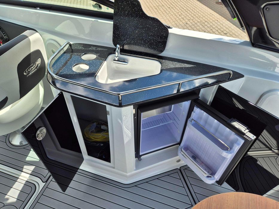 Jacht motorowy VIPER 263 Day Cruiser Volvo Penta 350HP na Listopad