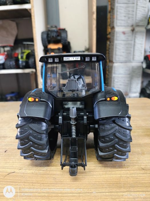 Bruder traktor valtra