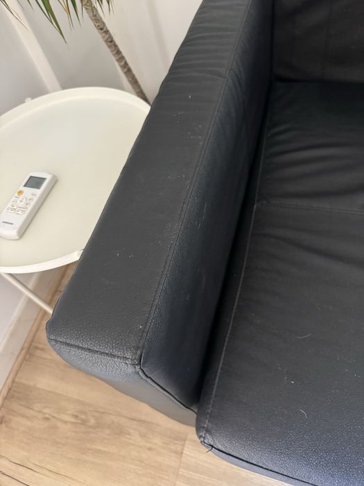 Sofá-cama preto, de pele