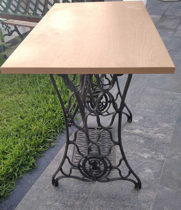 Mesa em móvel de máquina de costura