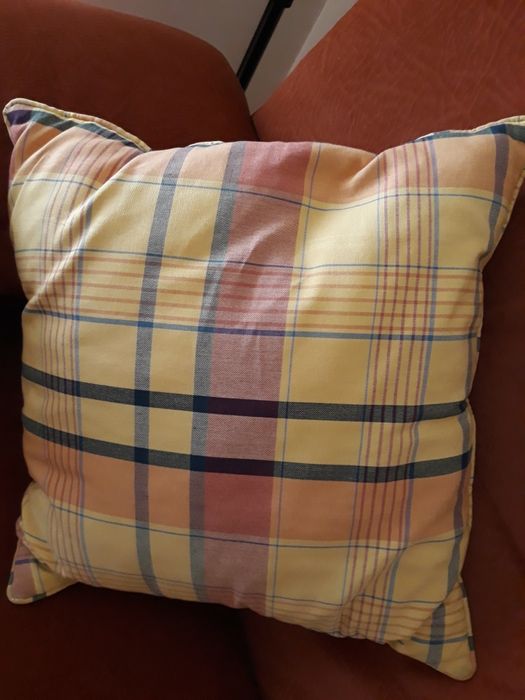 Cinco almofadas estampadas