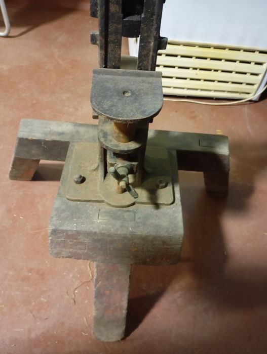 Maquina de colocar rolhas antiga