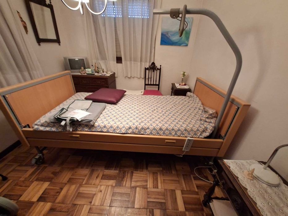 Cama Articulada Elétrica Invacare Medley Ergo + Colchão Visco Essential – Como Nova