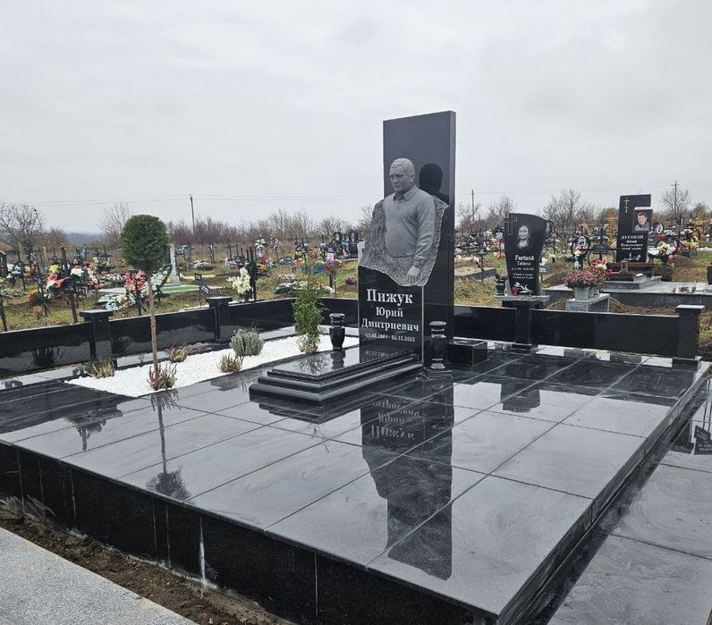 Памʼятники, меморіальні комплекси, скульптури від виробника