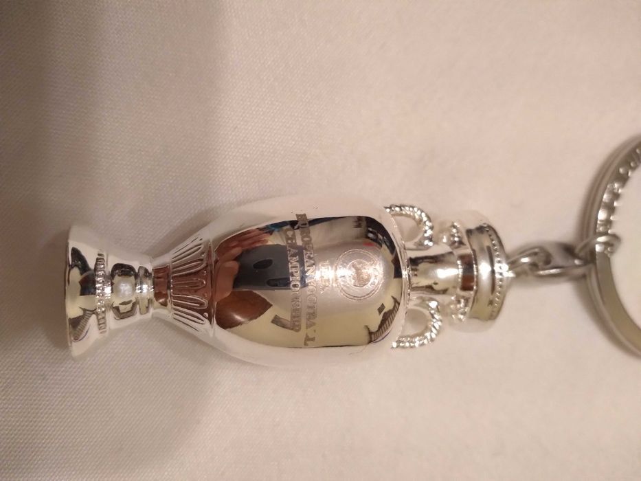 Porta-Chaves UEFA Euro 2020 com troféu Europeu