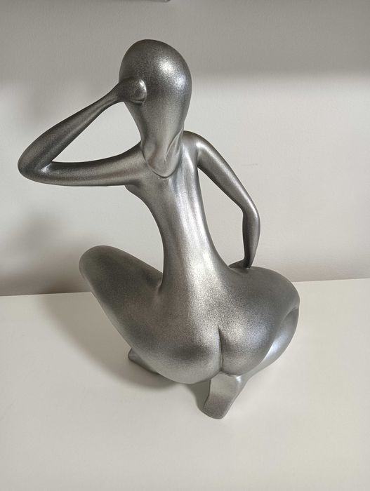 Estatueta Prateada Decorativa – Figura Feminina Abstrata | NEGOCIÁVEL