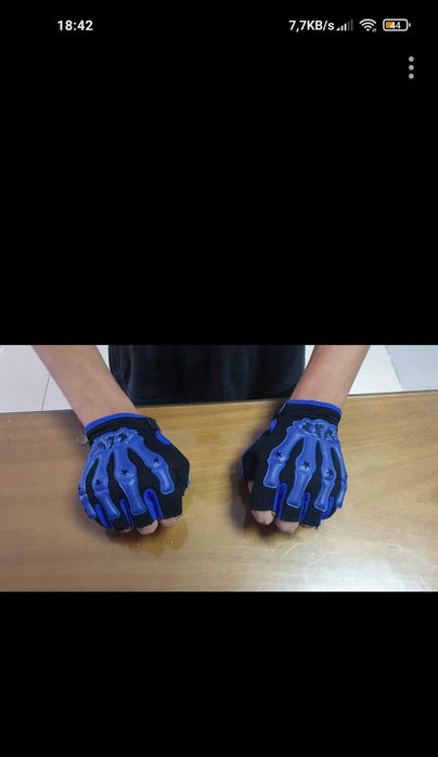 Luvas de várias cores.