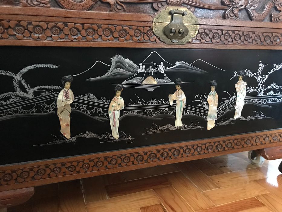 Arca chinesa madeira com relevo (rodinhas por baixo)