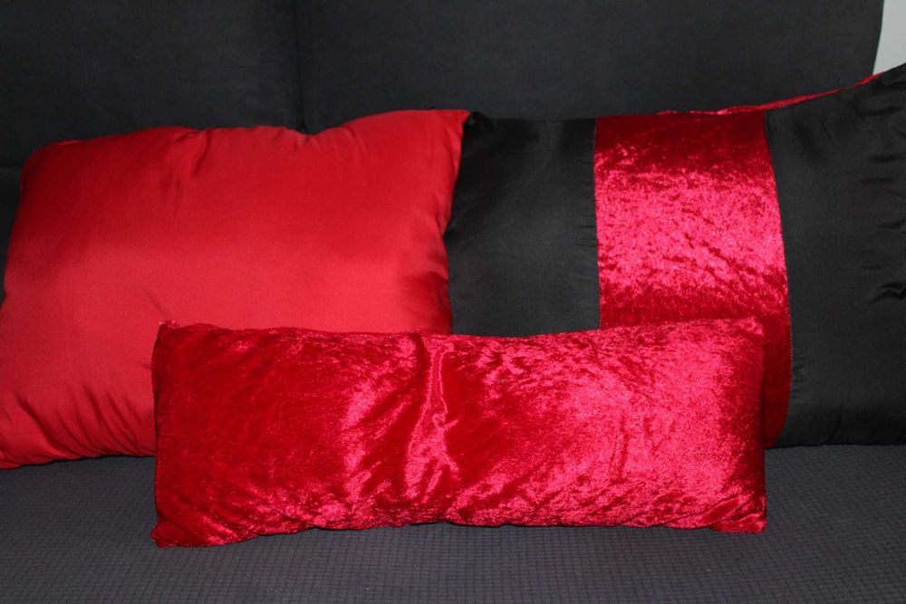 Almofadas Pretas e Vermelhas