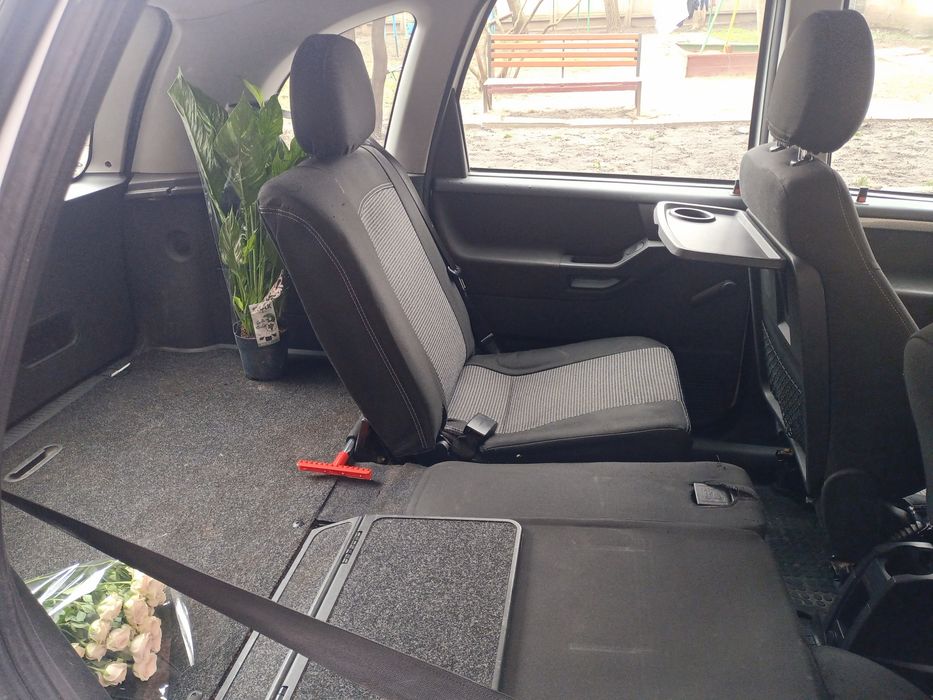 Опель меріва сів і поїхав