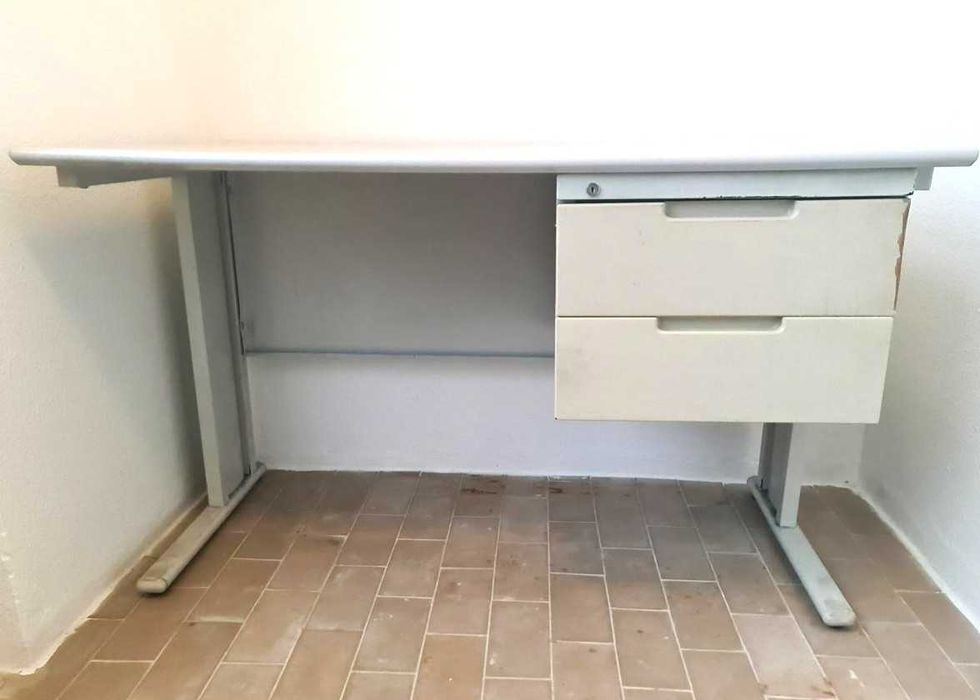 Secretárias em metal com o tampo branco