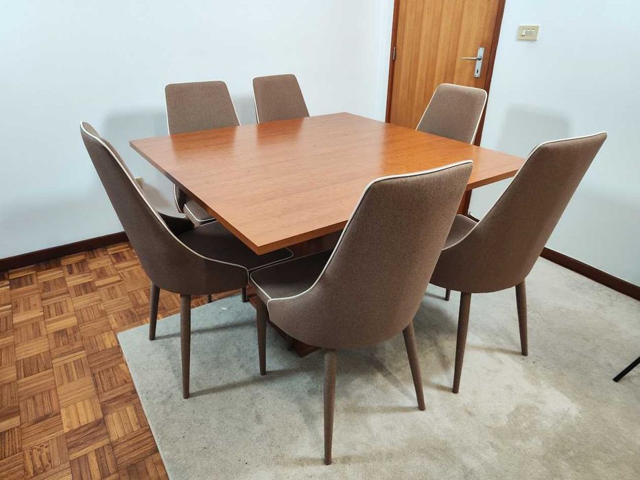 Mesa 1,20 x 1,20m – Elegante, Moderna e em Ótimo Estado!