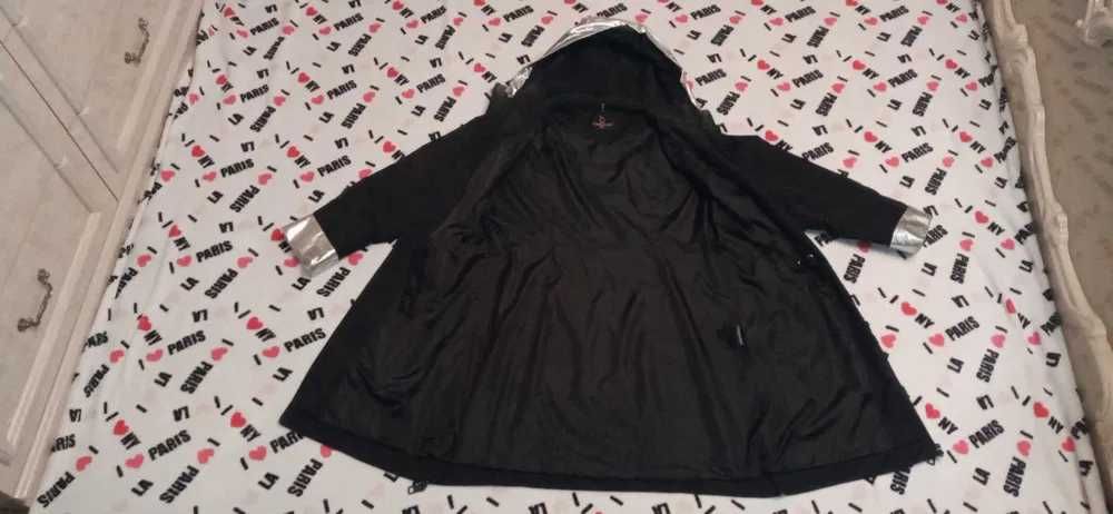 Плащ жіночий чорного кольору з срібними вставками та капюшоном.