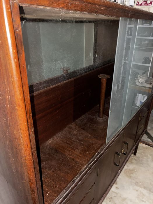 Móvel de Sala com Vitrine de Vidro e Arrumação