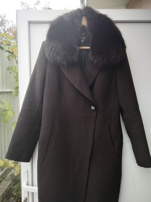Зимнее пальто с песцовым воротником коричневое новое