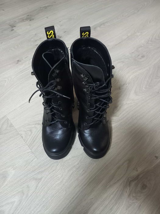 Продам майже нові жіночі ботінки