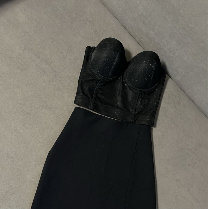 Чорна міні спідниця з розрізом