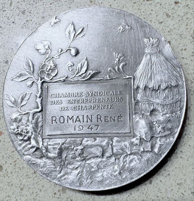 Antiga medalha francesa marcada Coudray de 1947 com banho em prata