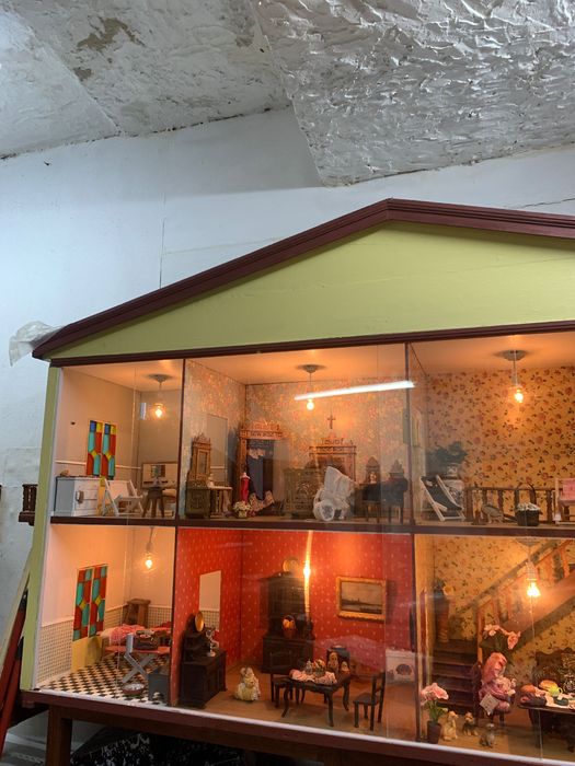 Casa de Bonecas Vintage com recheio, Bonecas e Móveis em miniatura