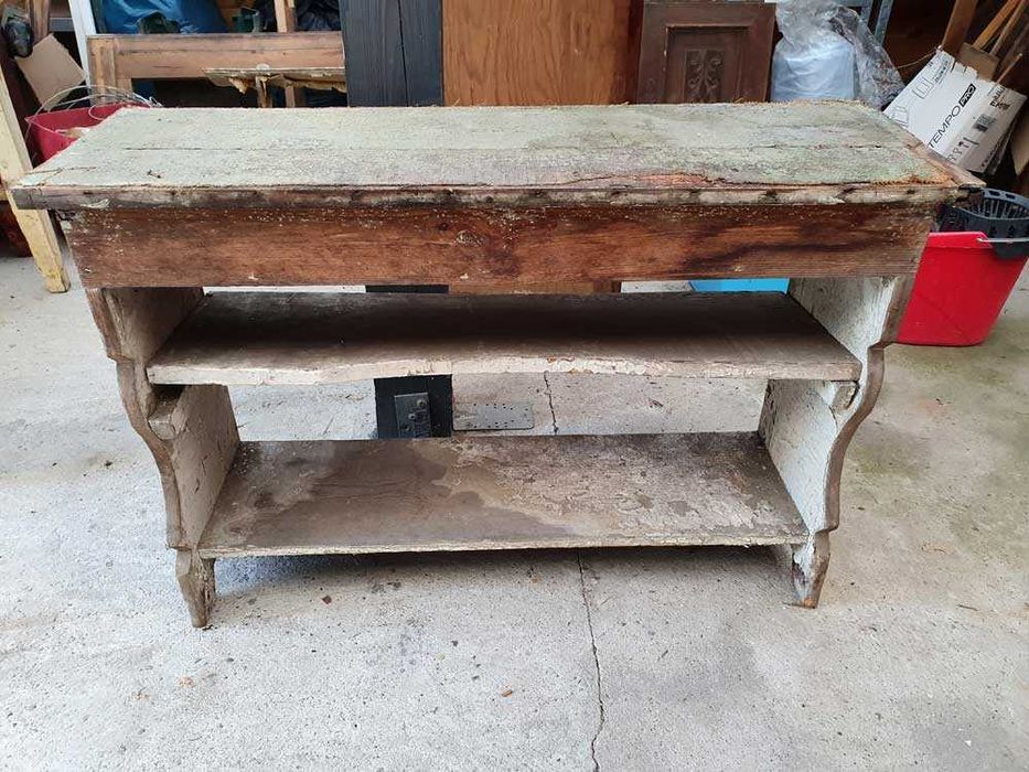 Stara ławka ze schowkiem