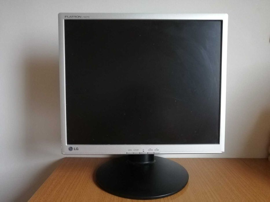 Monitor LG 19 cali  (z wewnętrznymi głośnikami)