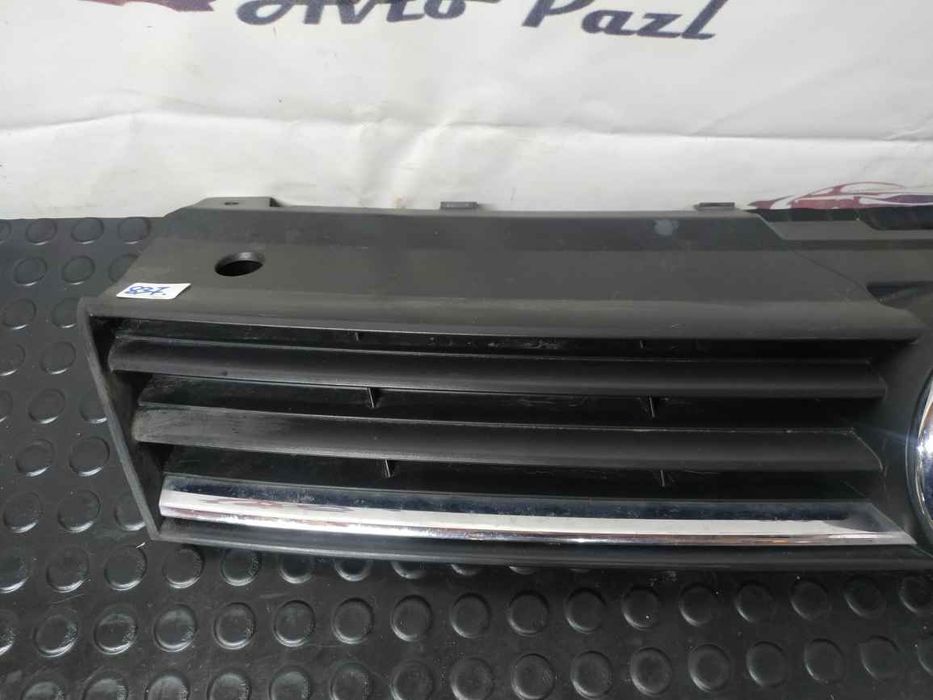 VAG Polo 10- решітка радіатора  RC0837 6C0853653A