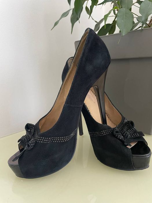 Замшеві туфлі. Туфлі на високих підборах.