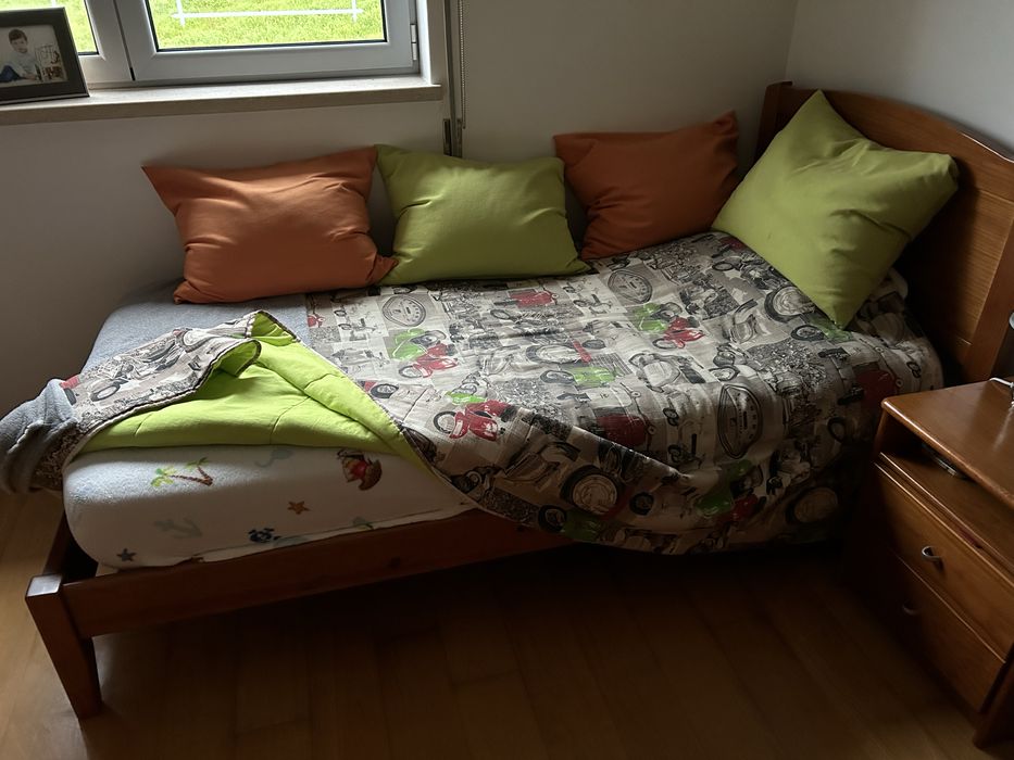 Cama individual com estrado, colchão e roupa de cama verao e inverno