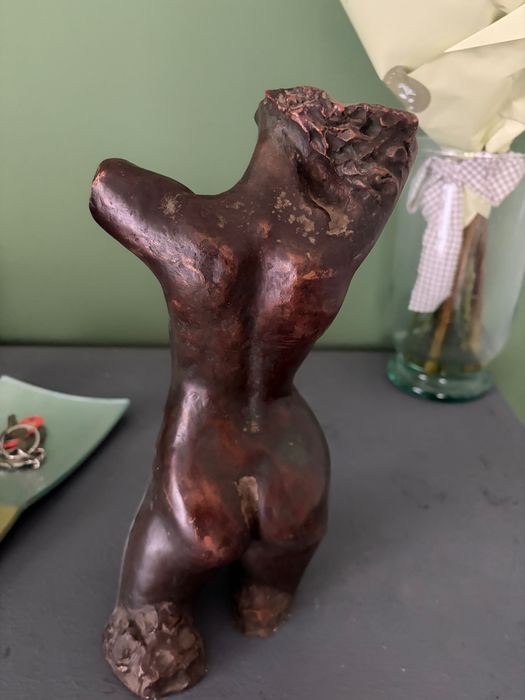 Estatueta de busto feminino em bronze