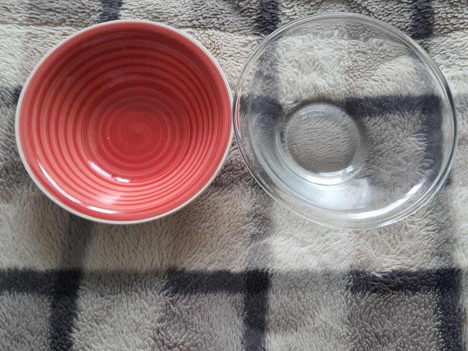 Dwie Miseczki Porcelanowa i Szklana.