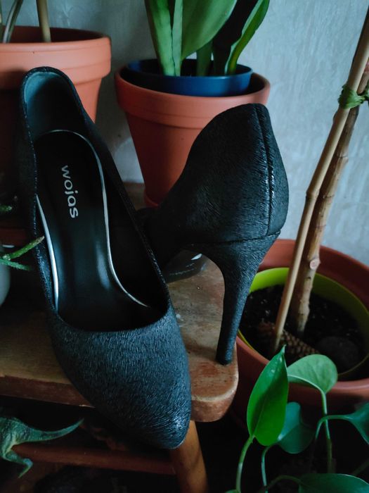 Szpilki Wojas antracytowe ze srebrnym zdobieniem