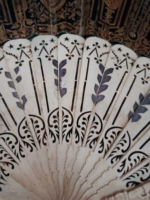 Leque Nobre pintado à mão Ouro e folha de prata séc XIX 27 cm