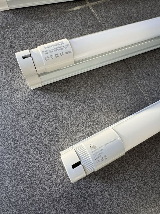 8 focos de Luz em led tubo 22 watts.