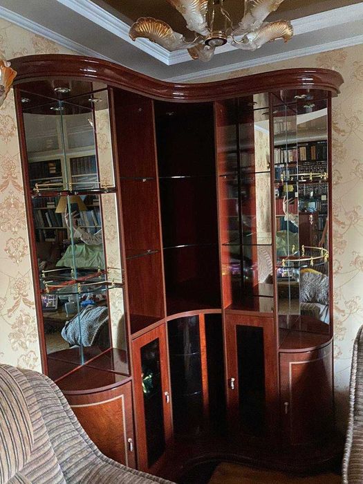 Угловой шкаф для посуды, сервант с подсветкой, шкафчиками и зеркалами