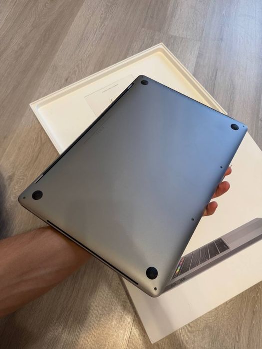 macbook pro 15 (2019 рік) 250 Gb touch bar офіційний