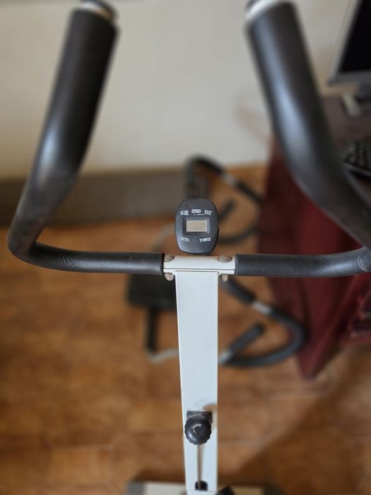 Bicicleta estática com regulacao de tensão