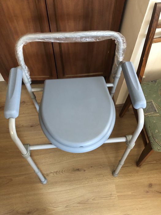 Стілець туалет для людини з інвалідністю