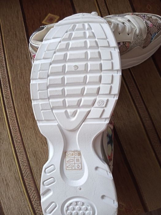 Buty damskie z printem kwiatowym. Rozmiar 38.