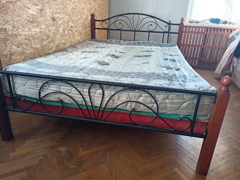 Ліжко металеве 200х140 з дерев'яними ніжками.