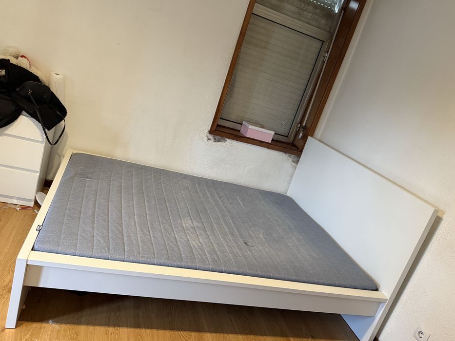 Cama e colchão do IKEA