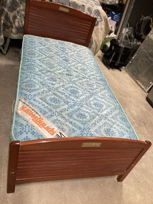 Cama de solteiro em bom estado