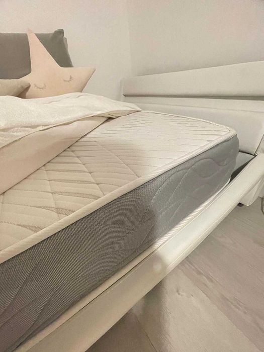 Cama de solteiro almofadada em bom estado